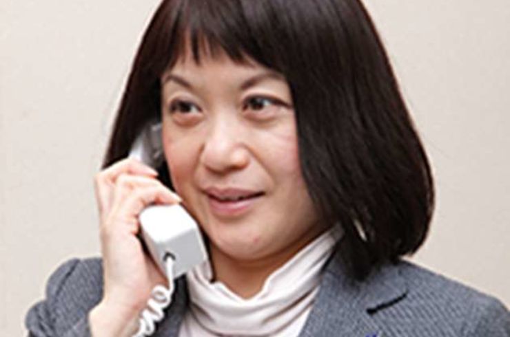 電話を受ける女性